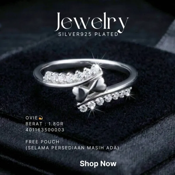 Cincin perak 925 model Ovie dengan hati dan zirkonia di atas latar hitam