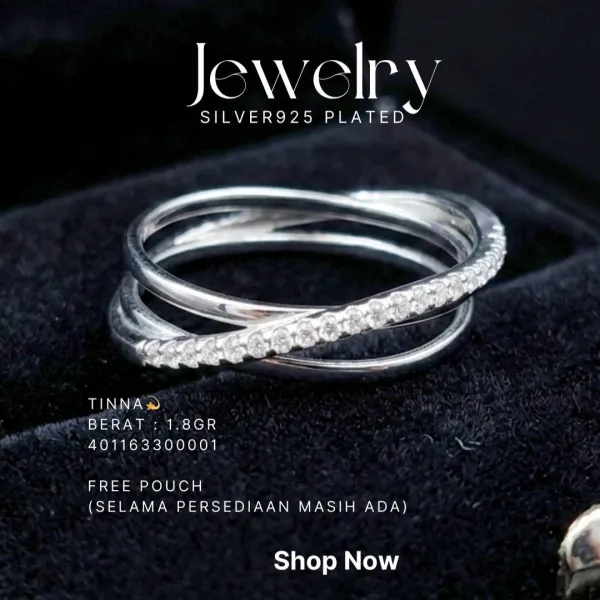 Cincin perak 925 model Tinna model silang dengan zirkonia di atas latar hitam