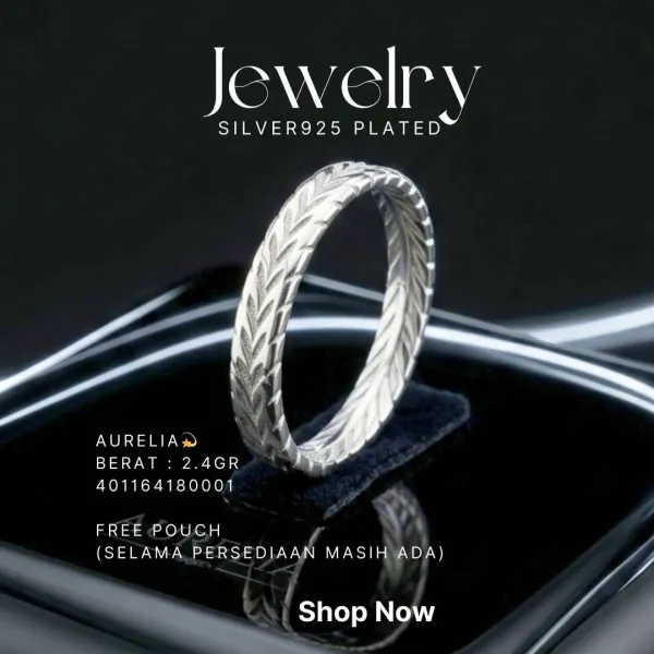 Cincin perak 925 model Aurelia dengan motif daun berukir di atas latar hitam