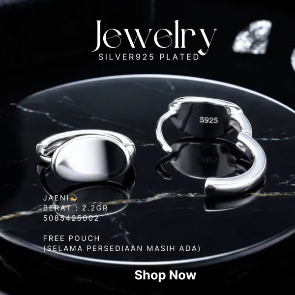 Anting perak 925 model Jaeni huggie dengan plat oval polos di atas latar hitam