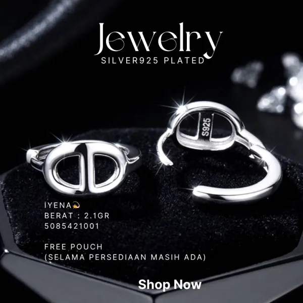 Anting perak 925 model Iyena huggie dengan motif cut-out di atas latar hitam