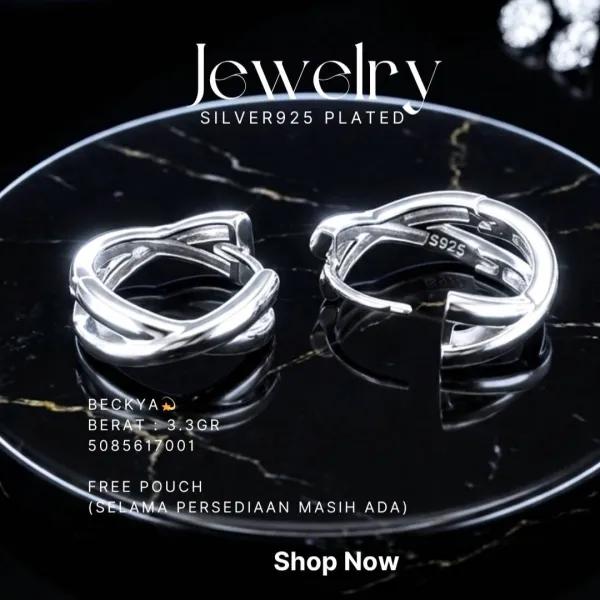 Anting perak 925 model Beckya huggie model silang di atas latar hitam