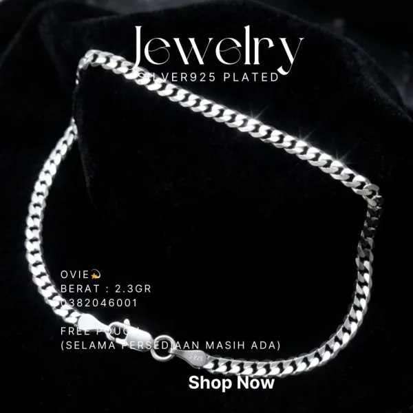 Gelang perak 925 model Ovie rantai pipih dengan kait di atas latar hitam