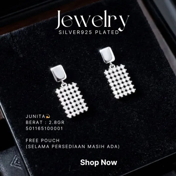 Anting perak 925 model Junita gantung dengan zirkonia persegi panjang di atas latar hitam