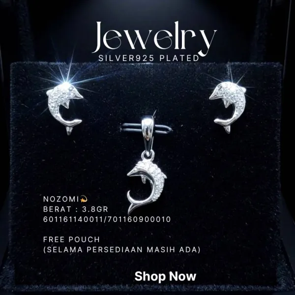Set perhiasan perak 925 model Nozomi berisi anting dan liontin lumba-lumba di atas latar hitam