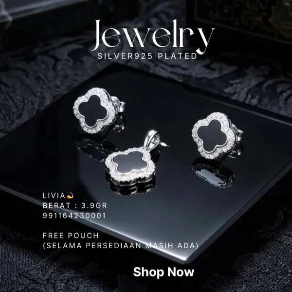Set perhiasan perak 925 model Livia berisi anting dan liontin clover hitam zirkonia