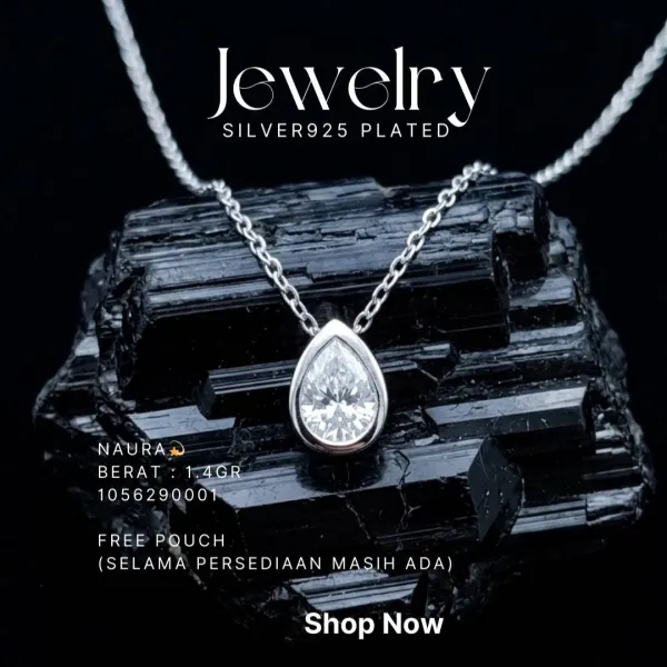 Kalung perak 925 model Naura dengan liontin zirkonia bentuk tetes di atas latar hitam