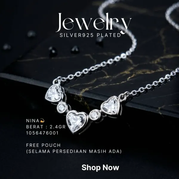 Kalung perak 925 model Nina dengan tiga hati zirkonia di atas latar hitam
