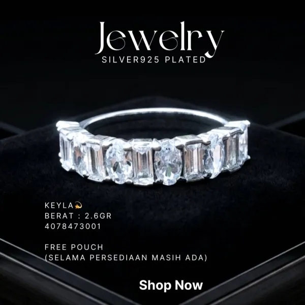 Cincin perak 925 model Keyla dengan zirkonia baguette dan oval di atas latar hitam
