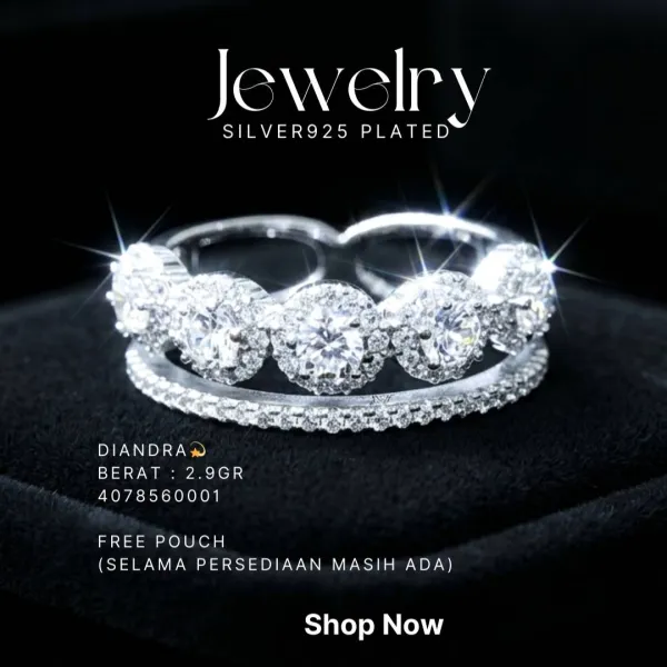 Cincin perak 925 model Diandra dengan zirkonia halo bulat di atas latar hitam