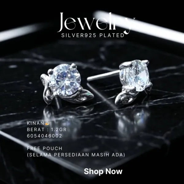 Anting perak 925 model Kinan model stud dengan zirkonia dan ornamen daun di atas latar hitam