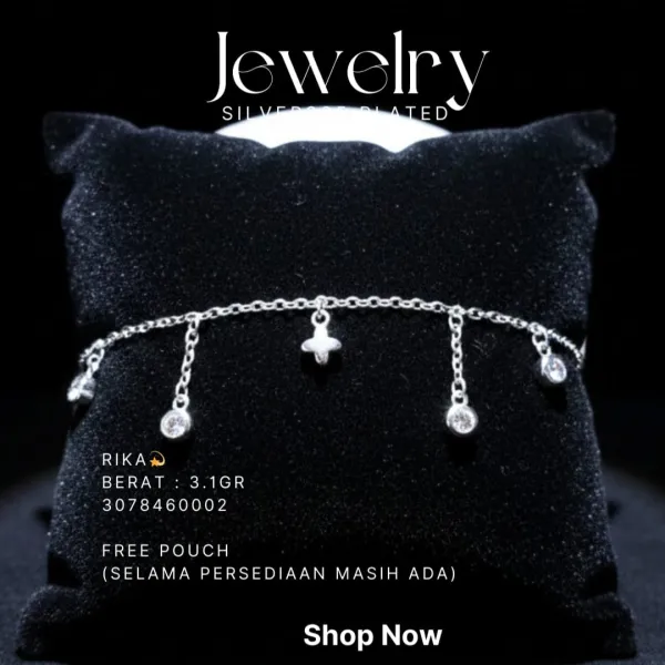 Gelang perak 925 model Rika rantai dengan liontin zirkonia gantung di atas bantal hitam