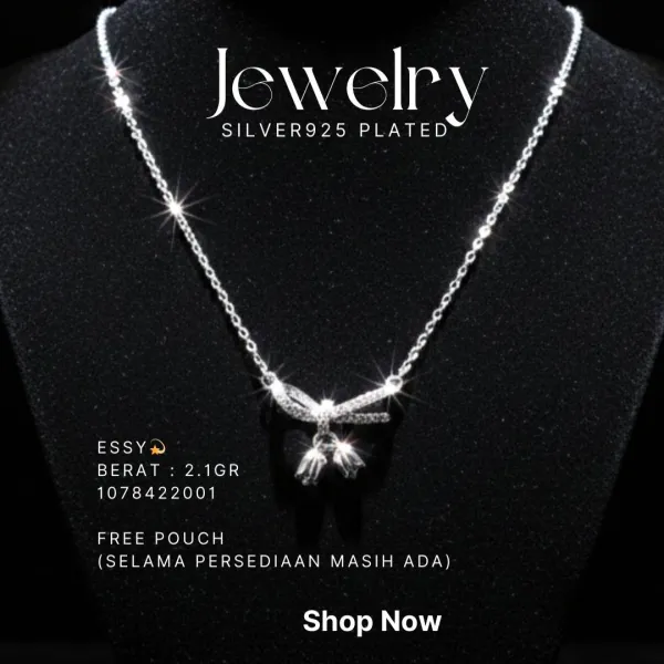 Kalung perak 925 model Essy dengan liontin pita zirkonia pada manekin hitam