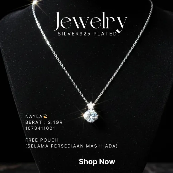 Kalung perak 925 model Nayla dengan liontin zirkonia bulat tunggal pada manekin hitam