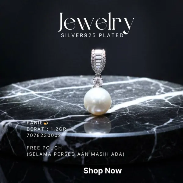 Liontin perak 925 model Fanie dengan mutiara putih dan aksen zirkonia di atas marmer hitam