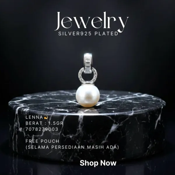 Liontin perak 925 model Lenna dengan mutiara putih dan cincin zirkonia di atas marmer hitam