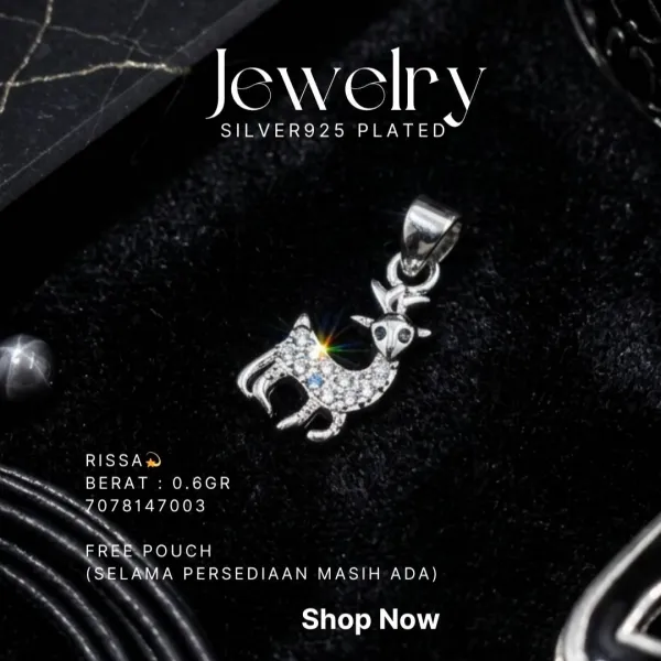 Liontin perak 925 model Rissa bentuk rusa dengan zirkonia di atas kain hitam