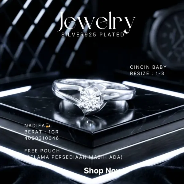 Cincin perak 925 model Nadifa bayi dengan zirkonia bulat di atas podium marmer