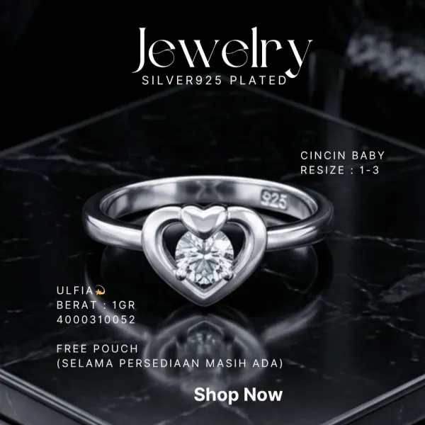 Cincin perak 925 model Ulfia bayi bentuk hati dengan zirkonia di atas marmer hitam