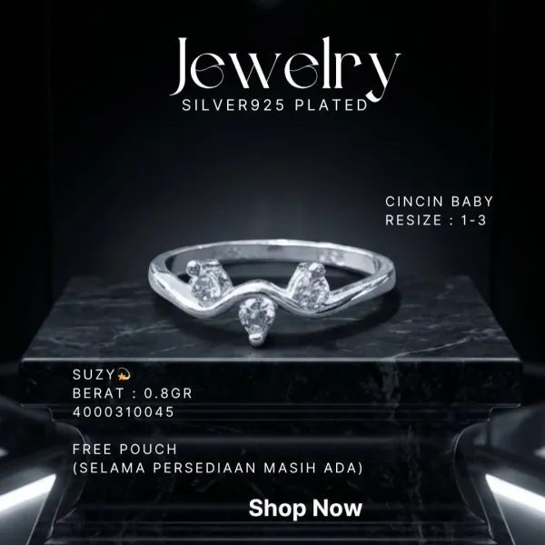 Cincin perak 925 model Suzy bayi dengan tiga zirkonia di atas podium hitam