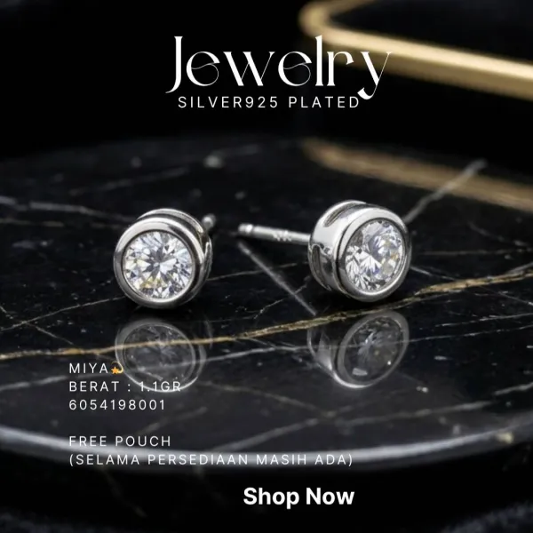 Anting perak 925 model Miya stud dengan zirkonia bulat di atas marmer hitam