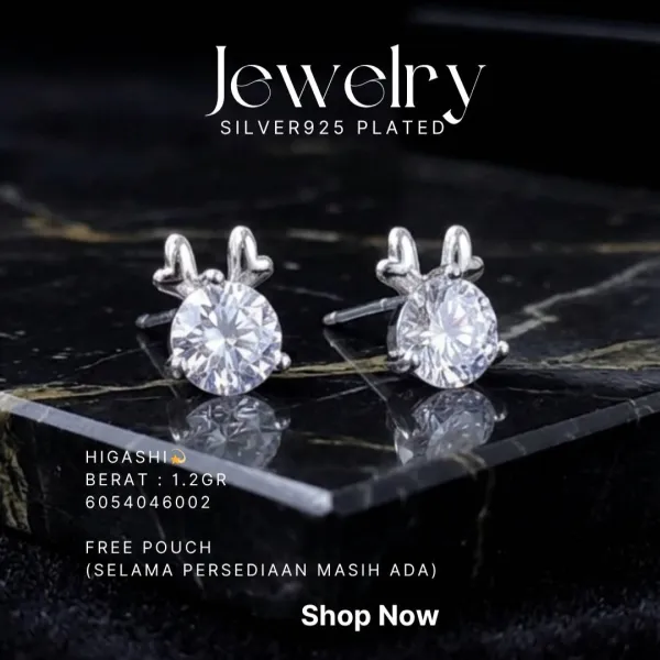 Anting perak 925 model Higashi stud zirkonia bulat dengan tanduk rusa di atas marmer hitam