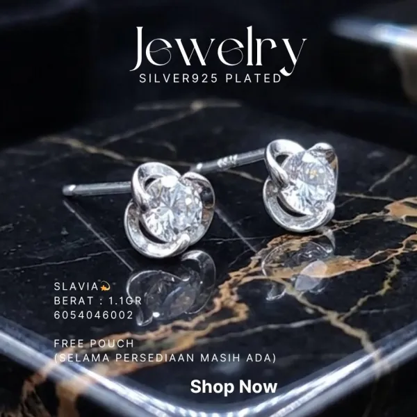 Anting perak 925 model Slavia dengan zirkonia bulat berbingkai bunga di atas marmer hitam