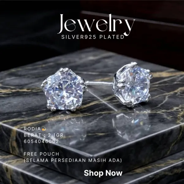 Anting perak 925 model Rodia dengan zirkonia bulat besar di atas marmer