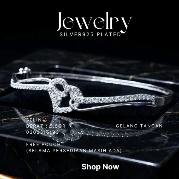 Gelang perak 925 model Selin bangle dengan hiasan hati zirkonia di atas marmer hitam