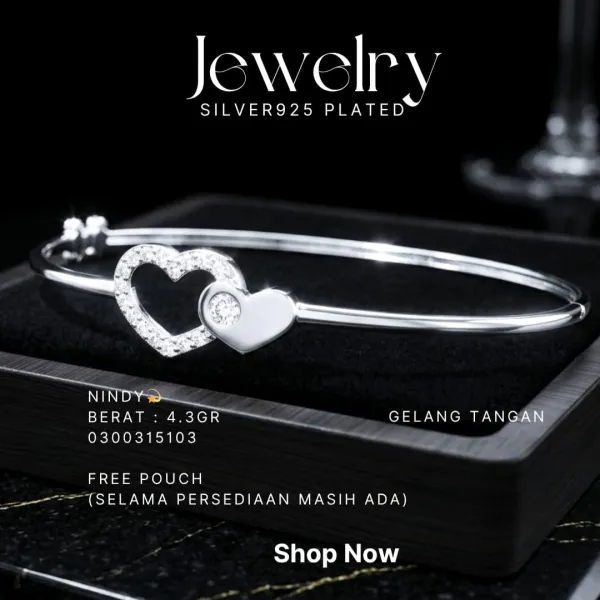 Gelang perak 925 model Nindy bangle dengan dua hati dan zirkonia di atas kotak hitam