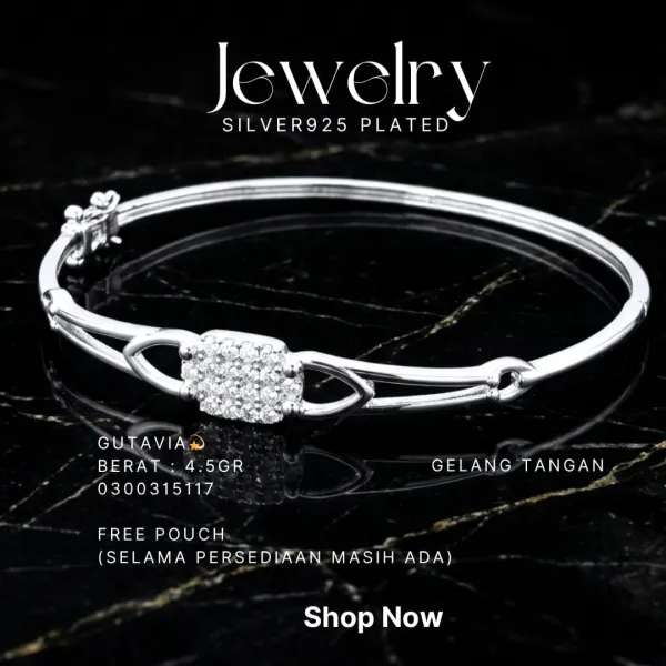 Gelang perak 925 model Gutavia bangle dengan zirkonia persegi panjang di atas marmer hitam