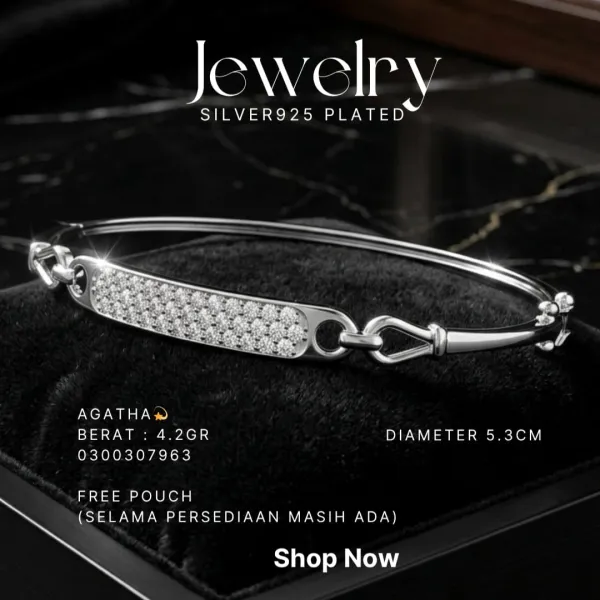 Gelang perak 925 model Agatha bangle dengan plat zirkonia di atas bantalan beludru hitam
