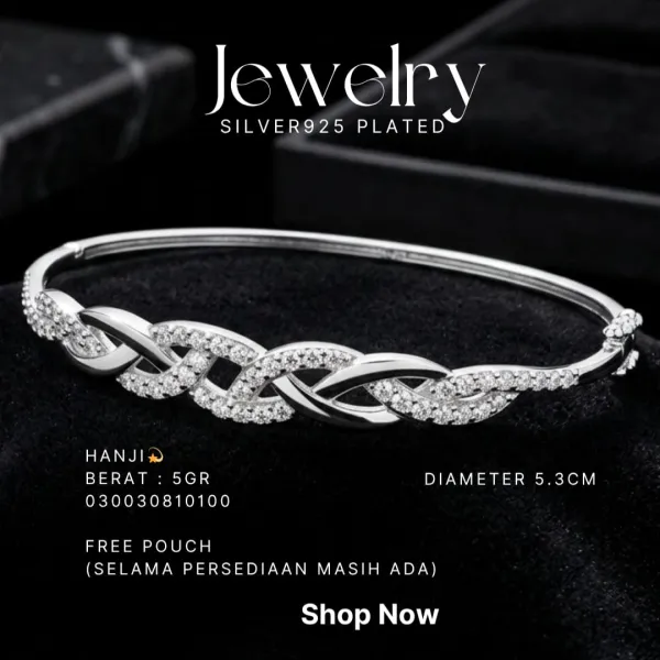 Gelang perak 925 model Hanji bangle anyaman dengan zirkonia di atas kain hitam