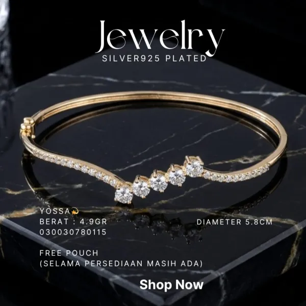 Gelang perak 925 model Yossa bangle warna gold dengan lima zirkonia bulat di atas marmer