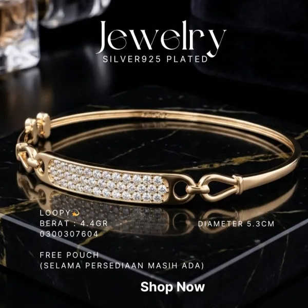 Gelang perak 925 model Loopy bangle warna gold dengan plat zirkonia di atas marmer hitam