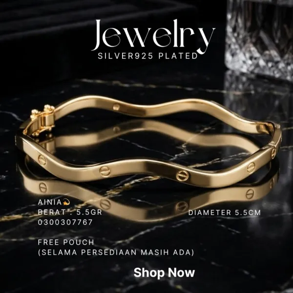 Gelang perak 925 model Ainia bangle warna gold bergelombang dengan motif baut di atas marmer