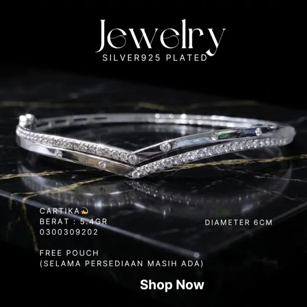 Gelang perak 925 model Cartika bangle V ganda dengan zirkonia di atas marmer hitam
