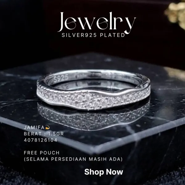 Cincin perak 925 model Jamifa zirkonia pave di atas latar hitam