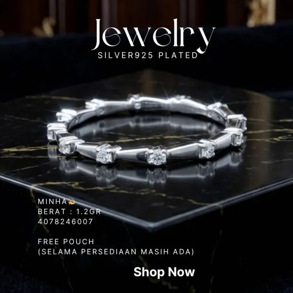 Cincin perak 925 model Minha zirkonia di atas latar hitam