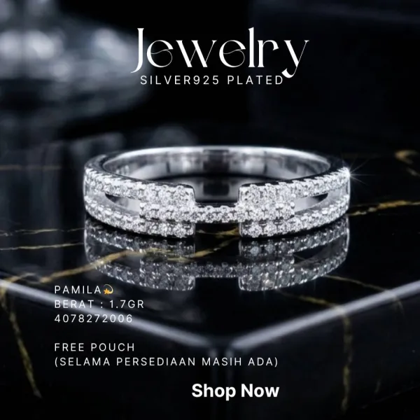 Cincin perak 925 model Pamila zirkonia pave di atas latar hitam