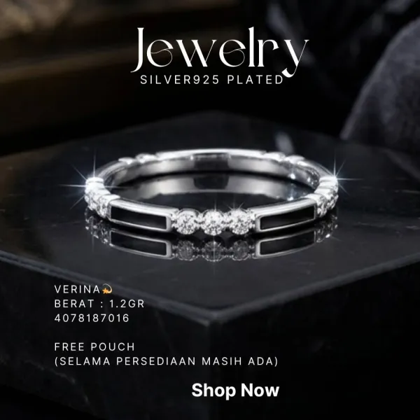 Cincin perak 925 model Verina enamel hitam zirkonia di atas latar hitam