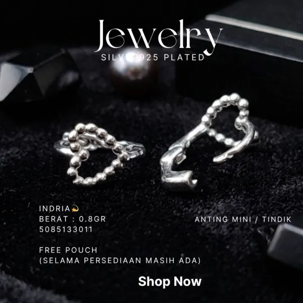 Anting perak 925 model Indria tindik mini hati di atas latar hitam