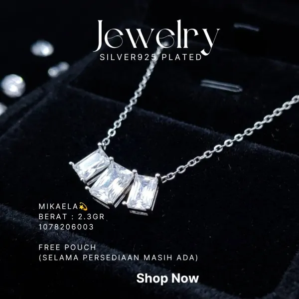 Kalung perak 925 model Mikaela zirkonia baguette di atas latar hitam