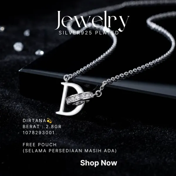 Kalung perak 925 model Dirtana inisial D zirkonia di atas latar hitam