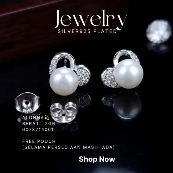 Anting perak 925 model Alonna mutiara hati zirkonia di atas latar hitam