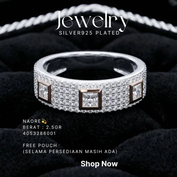 Cincin perak 925 model Naore lebar dengan tiga zirkonia persegi di atas kain beludru hitam