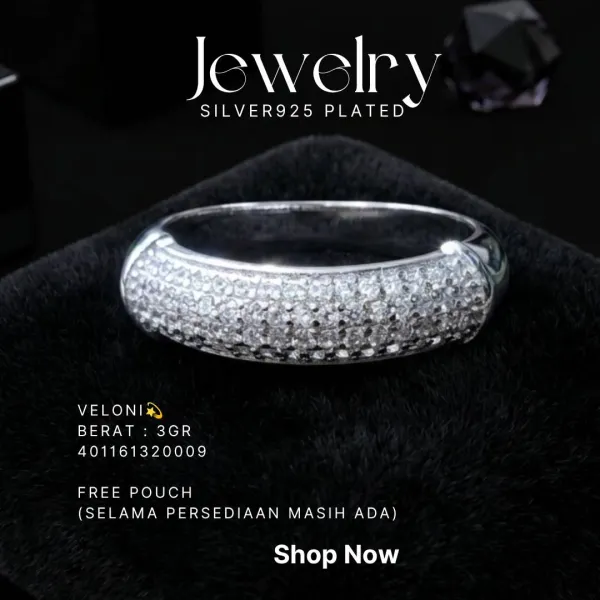 Cincin perak 925 model Veloni bertabur zirkonia di atas kain beludru hitam