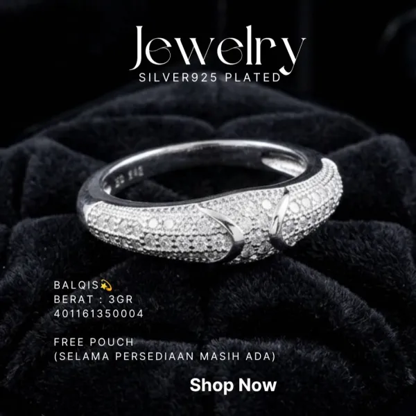 Cincin perak 925 model Balqis bertabur zirkonia kecil di atas beludru hitam