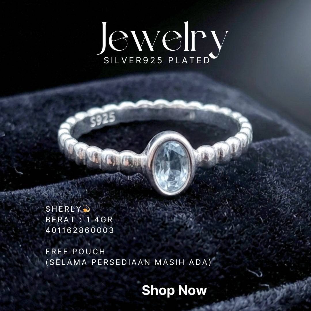 Cincin perak 925 model Sherly dengan batu biru oval dan band manik di atas latar hitam