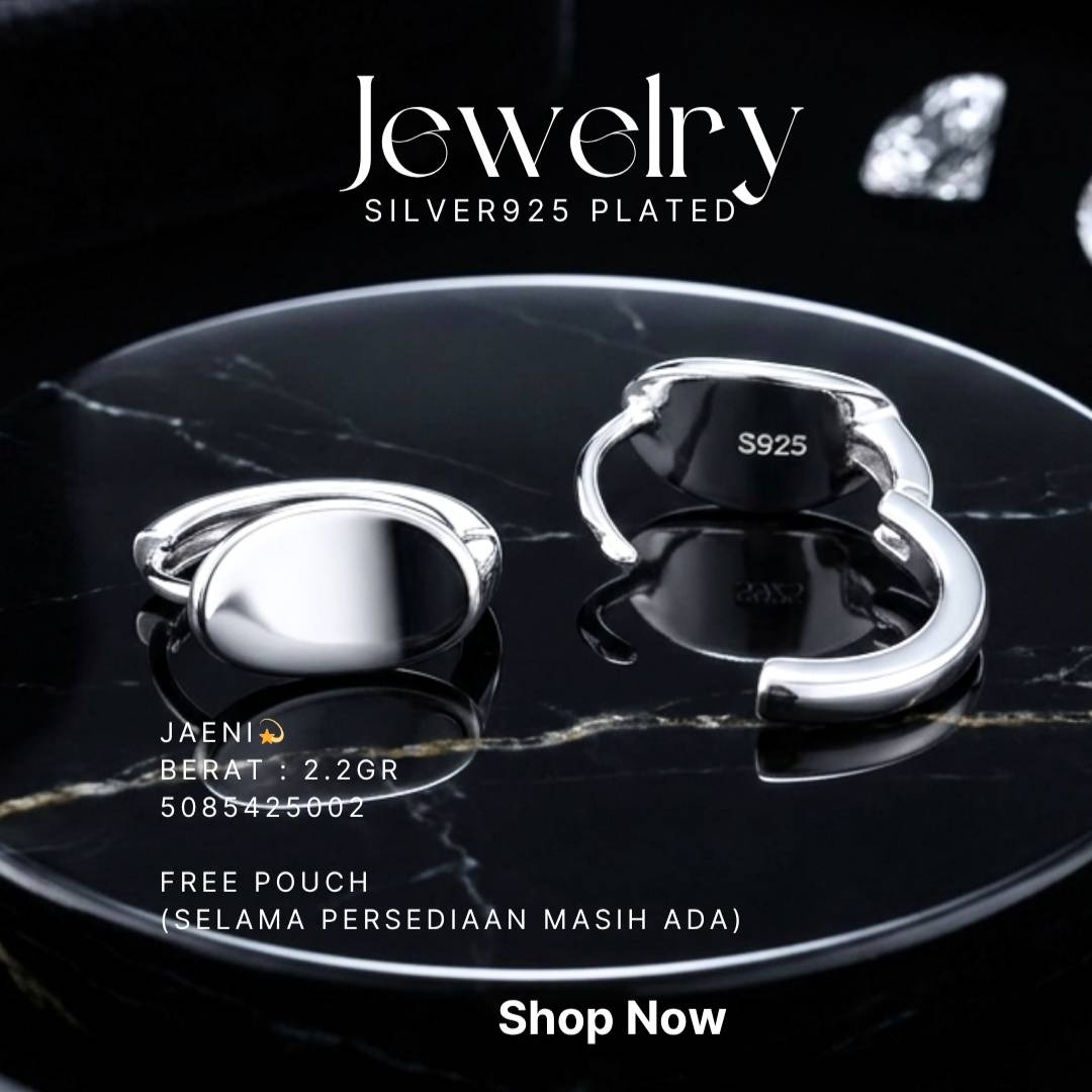 Anting perak 925 model Jaeni huggie dengan plat oval polos di atas latar hitam